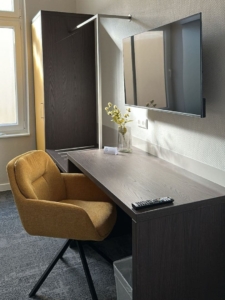 Schreibtisch im Hotelzimmer des Hotel Lohmann Nordenham